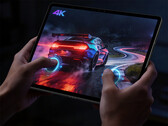 13 inçlik Legion Y900 oyun tableti Snapdragon 8 Elite Gen 5'e sahip olacak. Resimde: tabletin bir yarış oyunu çalıştırdığını gösteren bir tanıtım resmi. 
