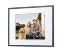 Ugreen Gallery resim çerçevesi, fotoğrafları 13,3 inçlik bir E Ink Spectra 6 ekranda gösterir.