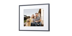 Ugreen Gallery resim çerçevesi, fotoğrafları 13,3 inçlik bir E Ink Spectra 6 ekranda gösterir.