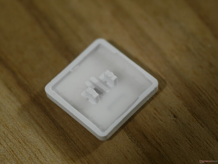 Choc V1 tuş kapaklarının alt kısmı, anahtar üst yuvalarına çarptığında bir gürültü çıkarır. 