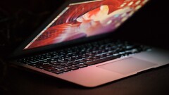 Microsoft, Ekim 2026 destek sonu tarihi yaklaşırken yönetilmeyen Windows 11 24H2 makinelerini 25H2'ye yükseltiyor.