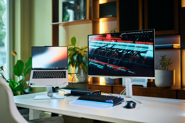 Bir stand üzerinde duran ThinkPad X9 14 dizüstü bilgisayar, Aorus RTX 5060 Ti AI Box eGPU ve Cyberpunk 2077'yi gösteren harici monitörden oluşan eksiksiz bir iş istasyonu kurulumu.