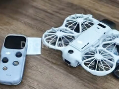 Sağdan sola, DJI Neo 3 ve yanındaki RC Mini uzaktan kumandası.