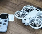 Sağdan sola, DJI Neo 3 ve yanındaki RC Mini uzaktan kumandası.