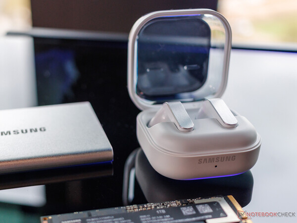 Galaxy Buds 4, Galaxy Buds 3'ün köşeli saplarını düz olanlarla değiştirmiştir.