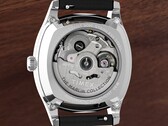 Timex Marlin Chatham Automatic’in arka görünümü, Miyota otomatik mekanizmasını şeffaf kasa arka kapağından gösteriyor