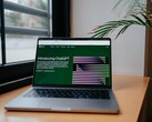 Pencerenin yanındaki masanın üzerinde, ekranında OpenAI ChatGPT web sitesi açık olan bir dizüstü bilgisayar