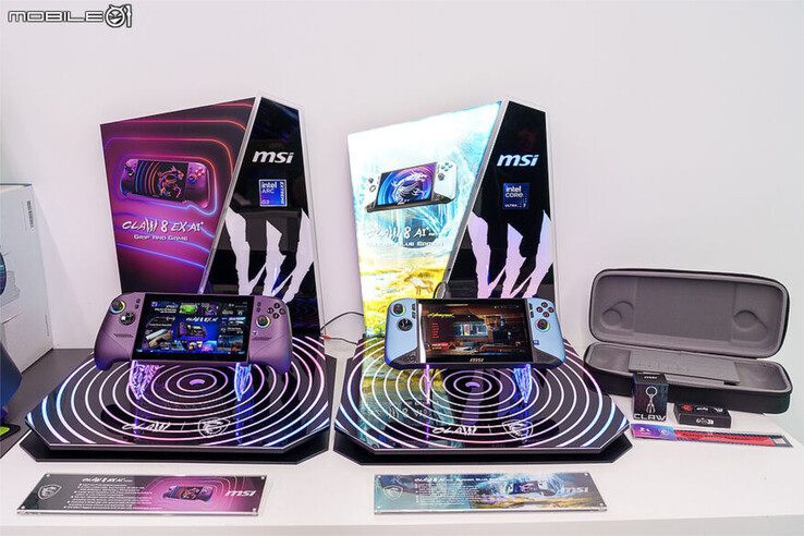 Claw 8 EX AI+, Claw 8 AI+ Glacier Blue sürümü ile birlikte sergileniyor.
