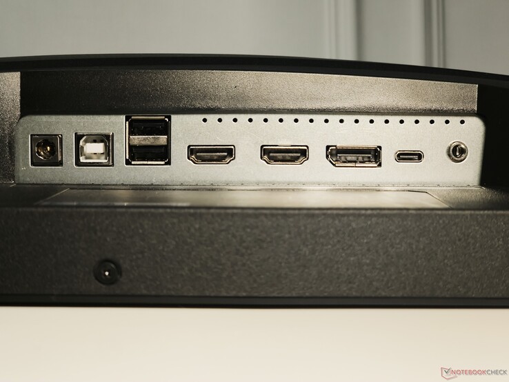 Soldan sağa: DC-in, USB Type-B upstream, 2x USB Type-A, 2x HDMI 2.1-out, 1x DisplayPort 1.4a-out, USB Type-C (DisplayPort Alt modu ve 65 W Güç Dağıtımı ile), Kulaklık çıkışı
