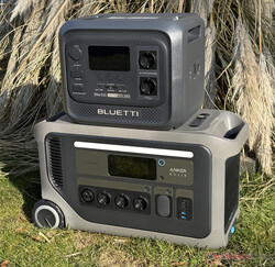 Anker Solix F3000, Bluetti Elite 300'den önemli ölçüde daha büyüktür, ancak aynı zamanda daha güçlüdür.