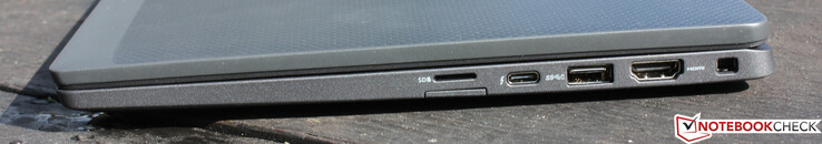 Sağ: MicroSD, eSim kart yer tutucusu (kullanılamaz), Thunderbolt 4'lü USB Type-C, USB 3.0 Type-A, HDMI 2.0, Noble Lock