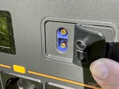 Kapak altında marş desteği ve yardımcı akü portları