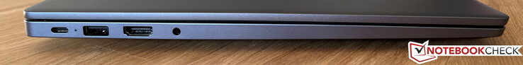 Sol: USB-C 3.2 Gen. 1 (5 GBit/s, DisplayPort ALT modu, Güç Dağıtımı), USB-A 3.2 Gen.1 (5 GBit/s), HDMI 1.4, 3.5 mm ses