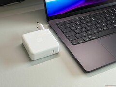 Apple MacBook Pro 14'ün 96W PSU'su