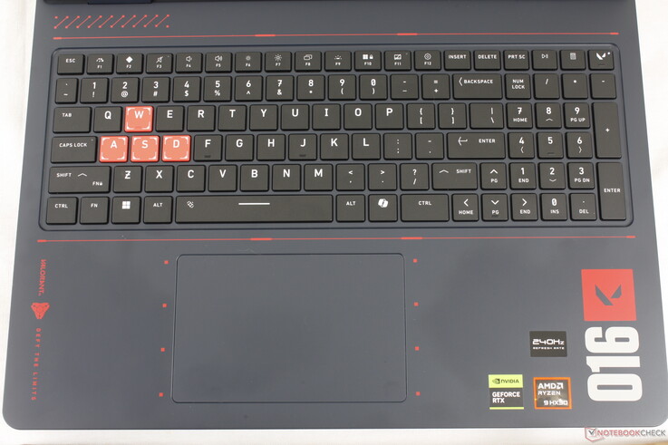 RGB aydınlatma, tuş başına RGB yerine üç bölgeyle sınırlıdır.