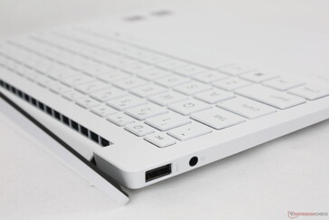 Çubuk menteşesinin altına gizlenmiş havalandırma ızgaraları