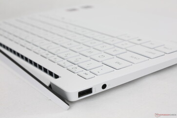 Çubuk menteşesinin altına gizlenmiş havalandırma ızgaraları