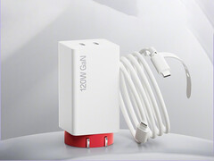 İki yeni şarj cihazı Ace 6 Ultra ile birlikte piyasaya sürülecek. Resimde: 120W GaN şarj cihazı, birlikte verilen kablo ile birlikte.