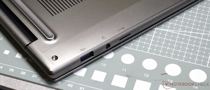 Sağ taraf: USB-3-A, 3,5 mm Kulaklık, microSD