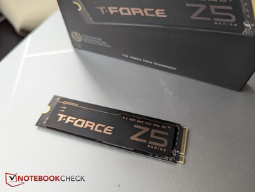 Ekli grafen çıkartmalı T-Force