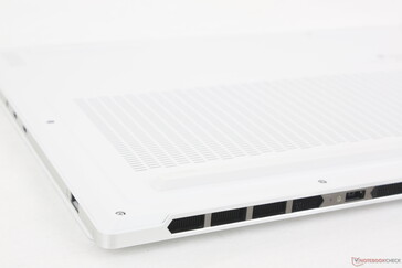 Alt panel, çok ince bir profil için şaşırtıcı derecede düzdür