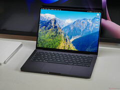 MacBook Pro M5 masa üzerinde.