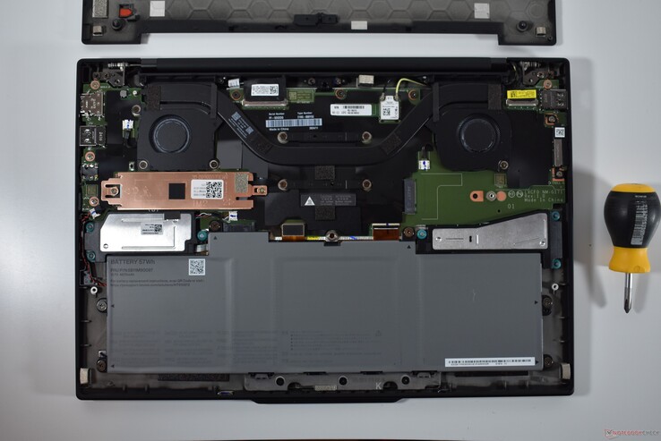 Lenovo ThinkPad X1 Carbon Gen 13: 5G/WWAN antenleri olmayan magnezyum versiyon.