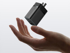 Cuktech 6 mini üç portlu bir konfigürasyona sahiptir. Resimde: adaptörün siyah renk seçeneğini gösteren bir tanıtım resmi. (Resim kaynağı: Cuktech)