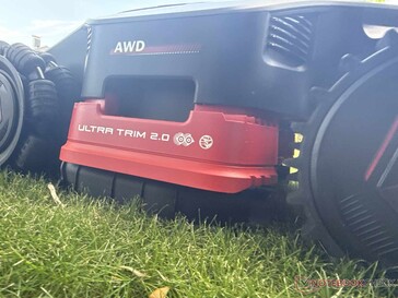 Ancak, ayarlanabilir biçme tablası neredeyse kenardan kenara kesim yapılmasına olanak tanır (burada Mova LiDAX Ultra AWD modelinde gösterilmiştir)