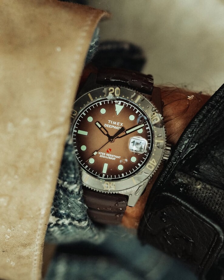 Huckberry x Timex Deepwater Reef 200 dalış saati; kahverengi kadranlı, paslanmaz çelik kasalı, siyah çerçeveli ve uyumlu kahverengi kayışlı.