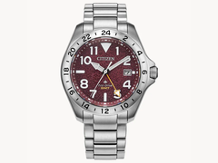 Citizen Promaster Land GMT BJ7150-50W, dokulu kirli beyaz bir arka plan üzerinde resmedilmiştir. (Resim kaynağı: Citizen US)