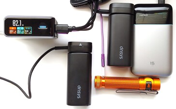 Bir testte, Cuktech aynı anda dört cihazı şarj ederken 82,1 W çıktı verdi.