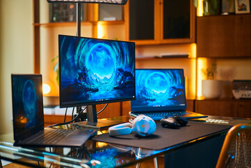 Bütçe Dostu Bir Arkadaş: Alienware AW2726DM, çok daha düşük bir fiyat aralığında etkileyici QD-OLED kontrastı ve 240 Hz hız sunarak, oyun dizüstü bilgisayarları için sağlam bir harici ekran yükseltmesi sağlar.