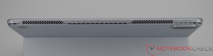 Üst: Fan çıkışları, güç düğmesi