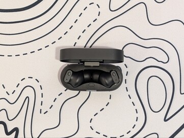 Status Pro X kablosuz kulaklıklar şarj kutusunda.