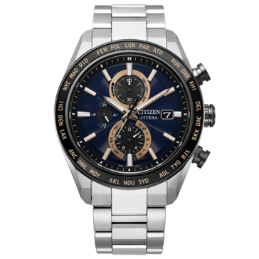 Koyu lacivert kadranı, rose gold renkli detayları, siyah dünya saati bezeli ve Super Titanium bileziğiyle Citizen Attesa kronograf.