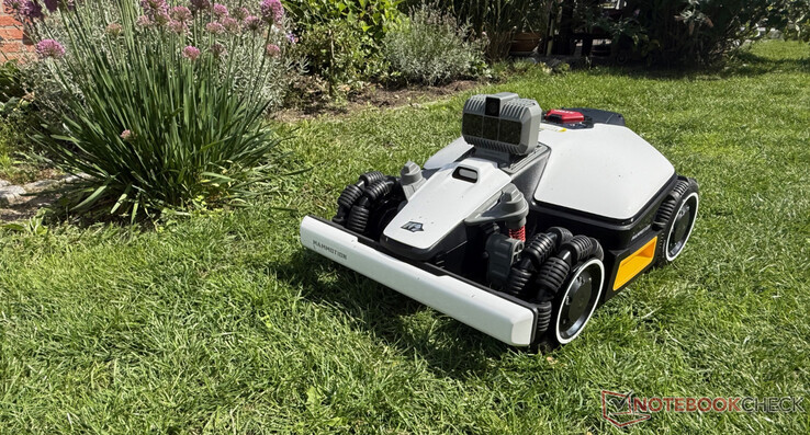 Biçme sırasında LiDAR navigasyonlu Luba Mini