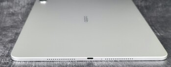 Sağ tarafta: Hoparlör, USB 3.2 Gen1 Type-C bağlantı noktası, mikrofon, hoparlör