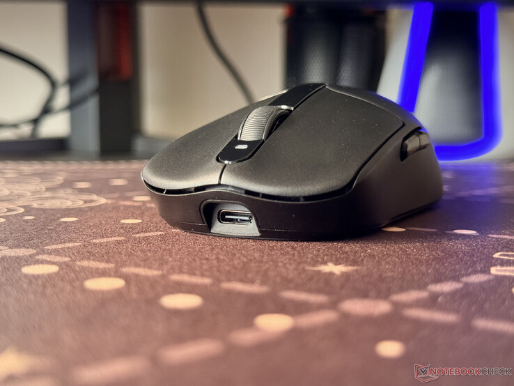 Dash Ultra, ön tarafta bulunan Tip C bağlantı noktası üzerinden şarj olur