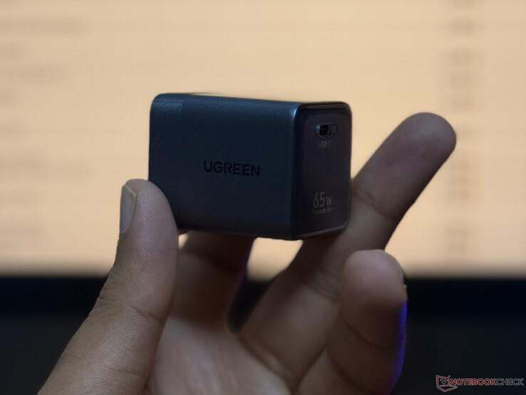 Ugreen Nexode Air 65W’nin yandan görünümü