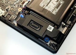 Büyük bir şasi ve iki woofer'a rağmen bas tepkisi düşüktür