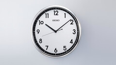 Gümüş renkli çerçeveye ve kontrast oluşturan siyah beyaz kadrana sahip Seiko KX701S retro kuvars duvar saati.