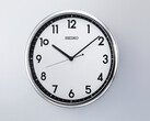 Gümüş renkli çerçeveye ve kontrast oluşturan siyah beyaz kadrana sahip Seiko KX701S retro kuvars duvar saati.