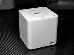 Beelink Mate Pro kompakt bir form faktörüne sahiptir. Resimde: dock'un önden görünümünü gösteren bir resim.