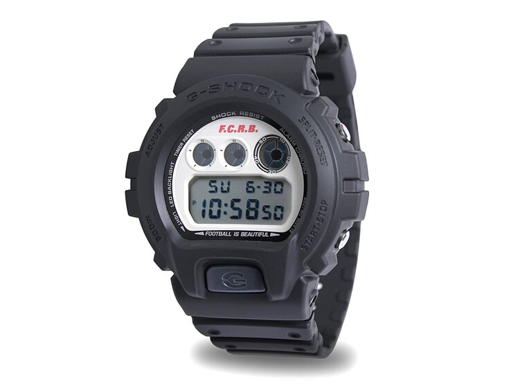 Siyah reçine kayışlı ve vintage tarzı kirli beyaz kadranlı Casio G-Shock DW-6900 x F.C. Real Bristol sınırlı üretim dijital saatin açılı görünümü.