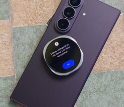 Galaxy Watch9, Wireless PowerShare ile şarj edilmeye çalışılırken