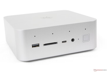 Ön kısım: USB-A 3.0 (10 Gbps), SD okuyucu, USB-C (10 Gbps), 3,5 mm kulaklık, Parmak İzi Güç düğmesi, Dörtlü mikrofon dizisi