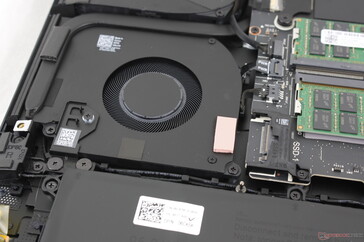 'SSD1' etiketli PCIe4 M.2 2280 yuvası fanlardan birinin üzerinde yer almaktadır