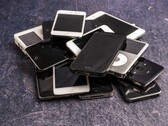Gri bir yüzey üzerinde birikmiş emekli akıllı telefonlar