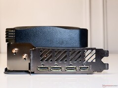 3x DisplayPort 1.4 çıkışı, 1x HDMI 2.1a çıkışı